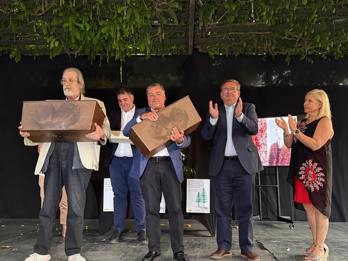 El Gobierno entrega restos de víctimas exhumadas del Barranco de Víznar a familiares.