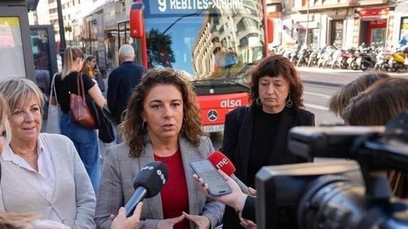 El PSOE pide refuerzo en líneas de bus universitarias en Granada tras colapsos y colas