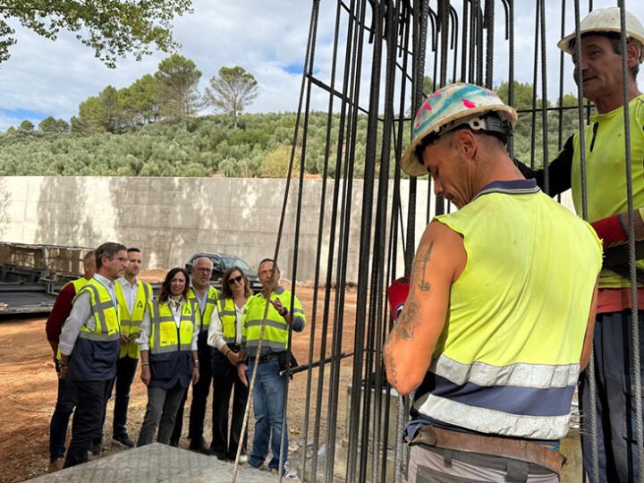 Avanza la construcción del nuevo puente del Aguadero en Jaén con la colocación de siete vigas de la segunda estructura.
