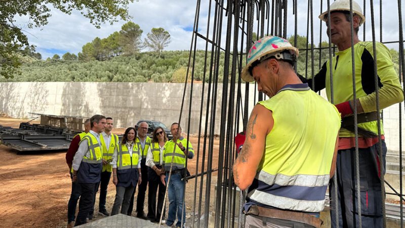 Avanza la construcción del nuevo puente del Aguadero en Jaén con la colocación de siete vigas de la segunda estructura.