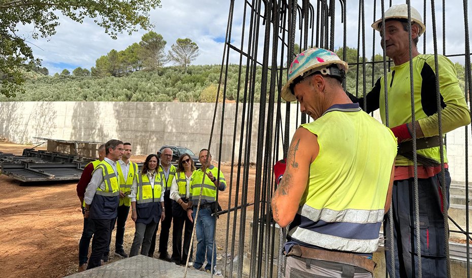 Avanza la construcción del nuevo puente del Aguadero en Jaén con la colocación de siete vigas de la segunda estructura.