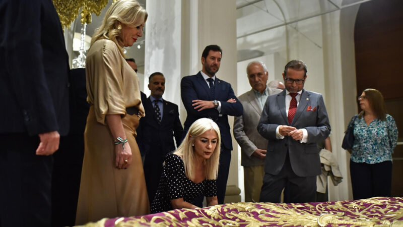 El Museo de Málaga expone piezas de arte sacro de la Cofradía del Cautivo en la muestra ‘Vestida de Sol’.