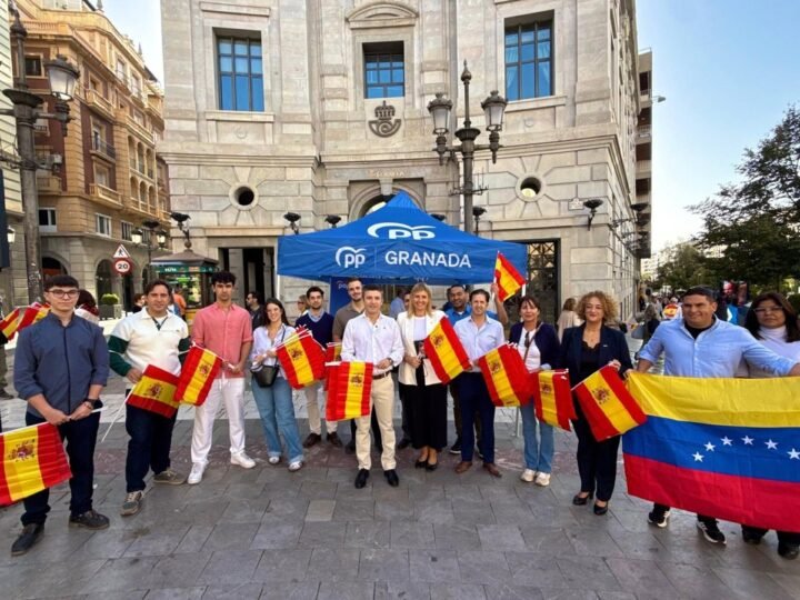 El PP reparte banderas de España en Granada por el Día de la Fiesta Nacional.
