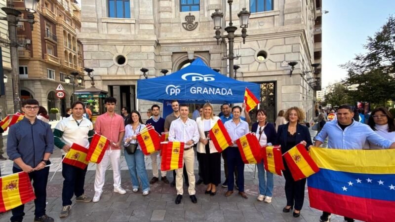 El PP reparte banderas de España en Granada por el Día de la Fiesta Nacional.