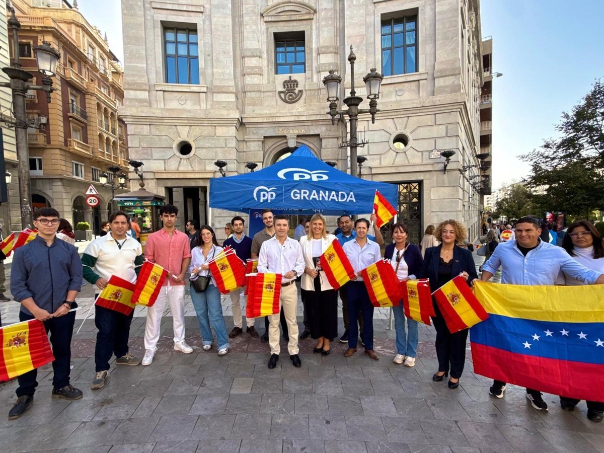 El PP reparte banderas de España en Granada por el Día de la Fiesta Nacional.