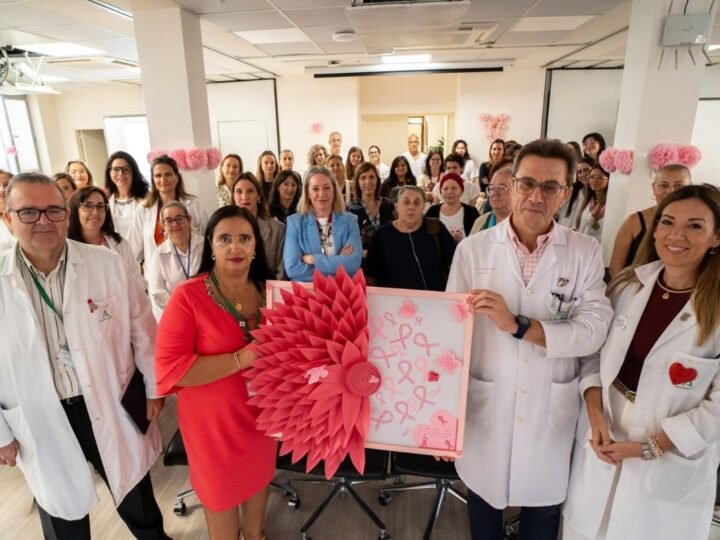 Encuentro en Hospital Virgen de las Nieves para mujeres con cáncer de mama y sanitarias.