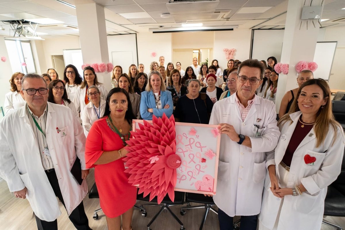 Encuentro en Hospital Virgen de las Nieves para mujeres con cáncer de mama y sanitarias.