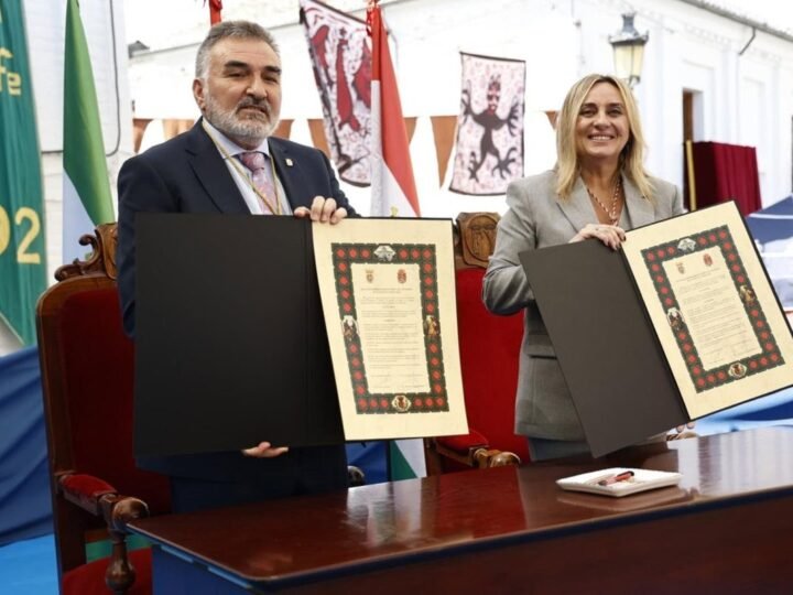 Granada y Santa Fe firman ‘Pacto de Hermanamiento’ simbolizando la unión de ambas ciudades.