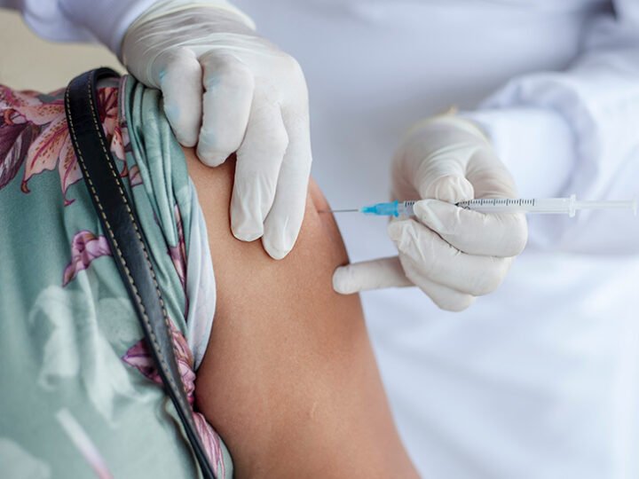 Inicio de la campaña de vacunación contra gripe y Covid en residencias de mayores y profesionales sanitarios.