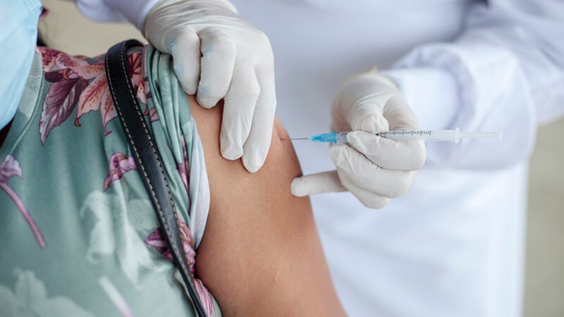 Inicio de la campaña de vacunación contra gripe y Covid en residencias de mayores y profesionales sanitarios.