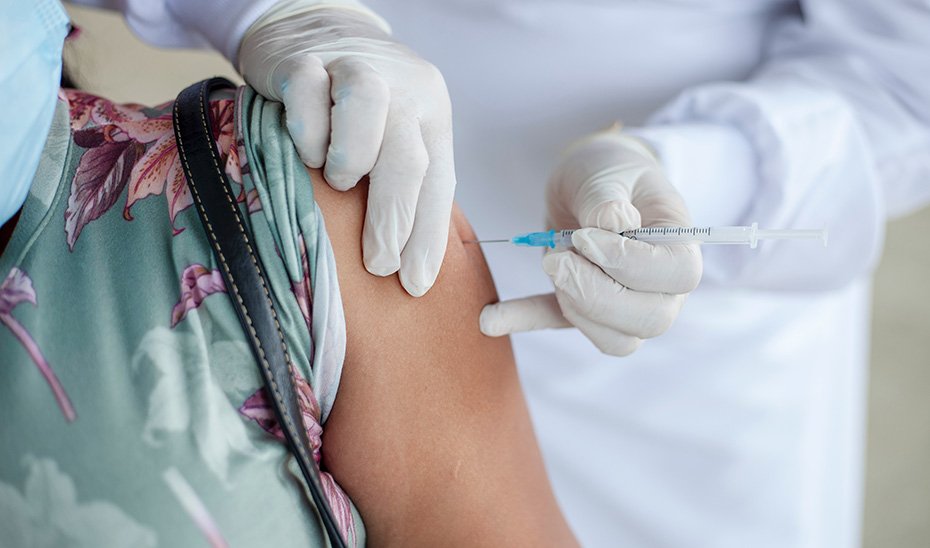 Inicio de la campaña de vacunación contra gripe y Covid en residencias de mayores y profesionales sanitarios.
