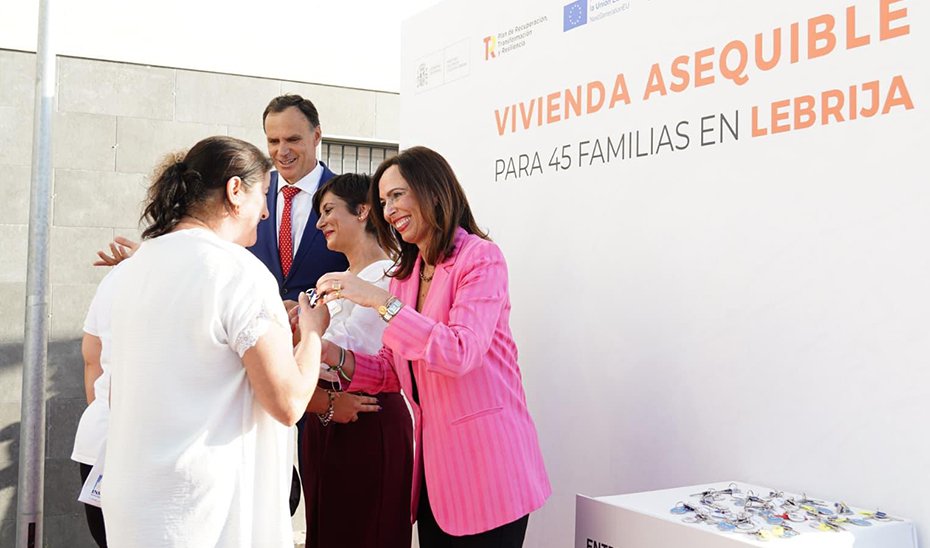 La Junta entrega 45 viviendas protegidas en régimen de alquiler en Lebrija.