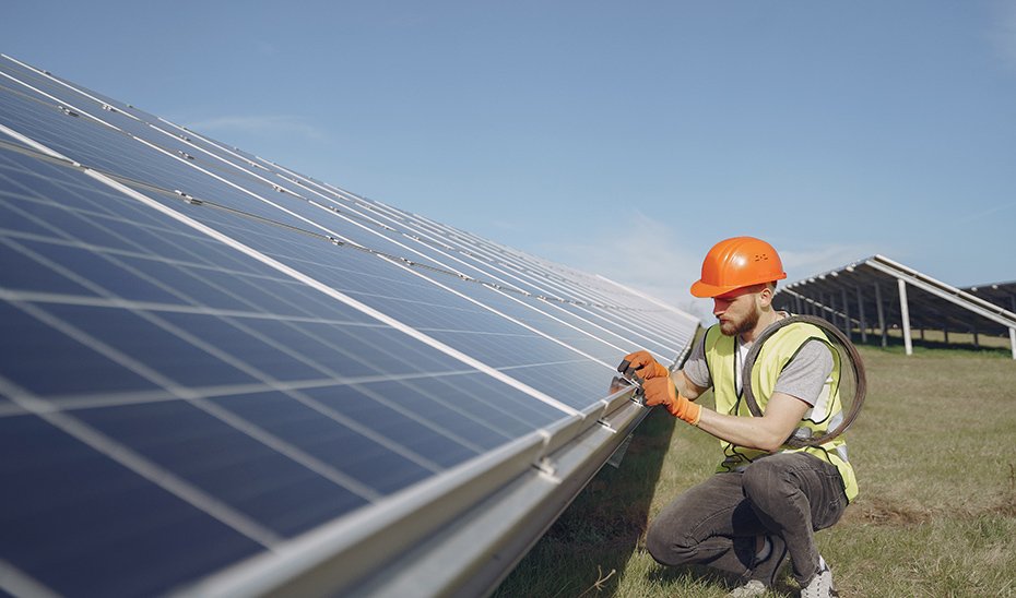 La Junta fomenta la instalación de placas solares en seis universidades andaluzas, generando ahorro y potencia renovable.