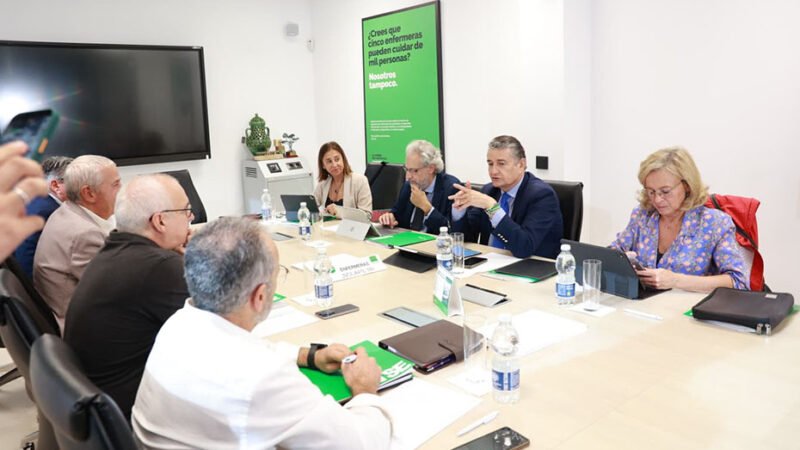 La Junta mantendrá un diálogo constante con el Sindicato de Enfermería para mejorar la sanidad.