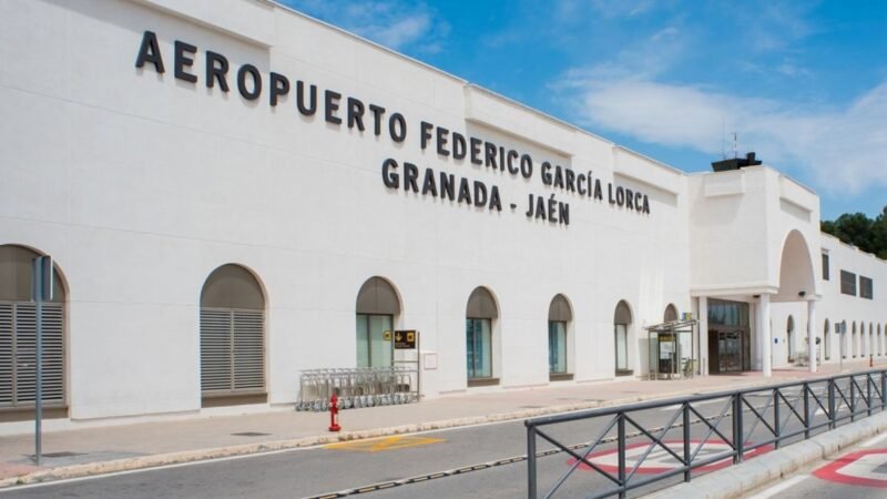 PSOE de Granada urge a la Junta a mejorar conectividad aérea en aeropuerto García Lorca