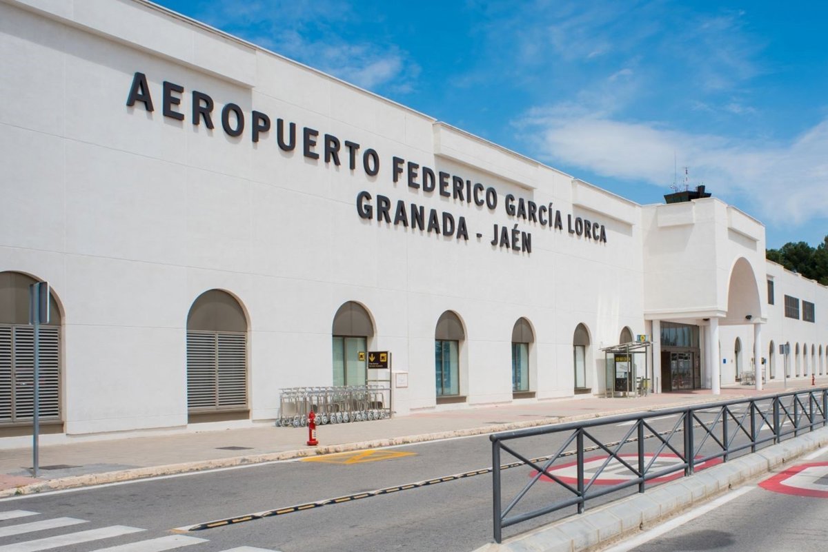 PSOE de Granada urge a la Junta a mejorar conectividad aérea en aeropuerto García Lorca