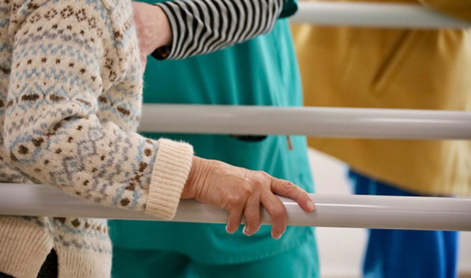 Andalucía alcanza cifras récord en dependencia con más de 321.000 beneficiarios y 491.000 prestaciones.
