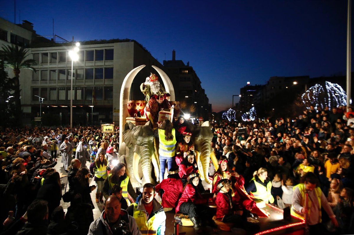 Carroza de la Cabalgata de Reyes dedicada a Capitalidad Cultural 2031