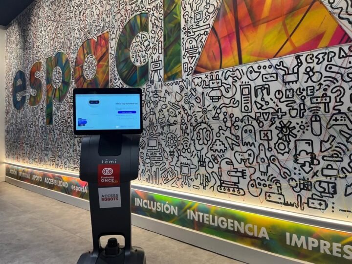 Dos robots de apoyo personal en Congreso Internacional Universidad y Discapacidad en Granada.