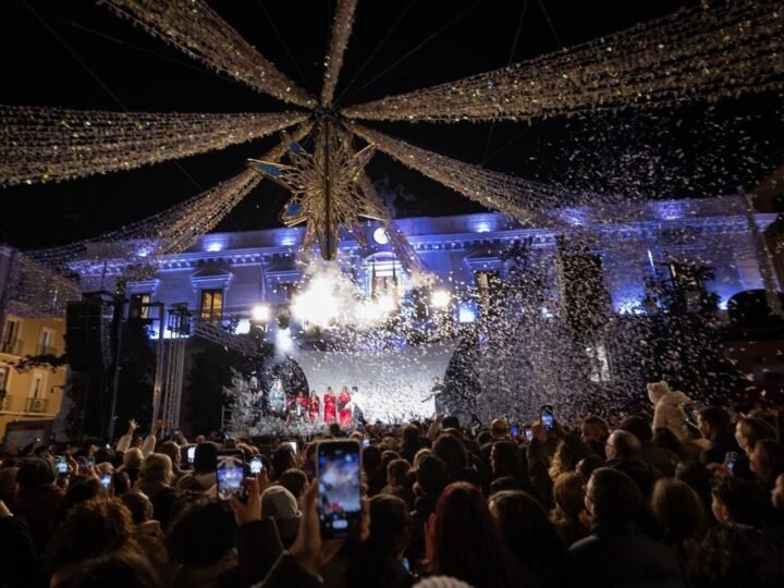 Granada ilumina la Navidad con miles de granadinos
