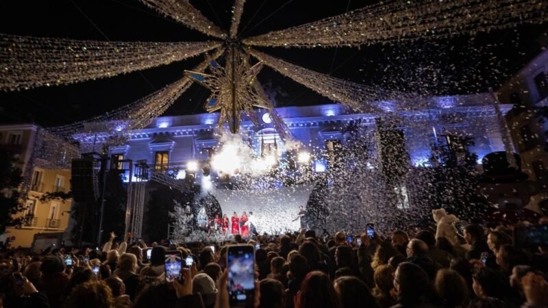 Granada ilumina la Navidad con miles de granadinos