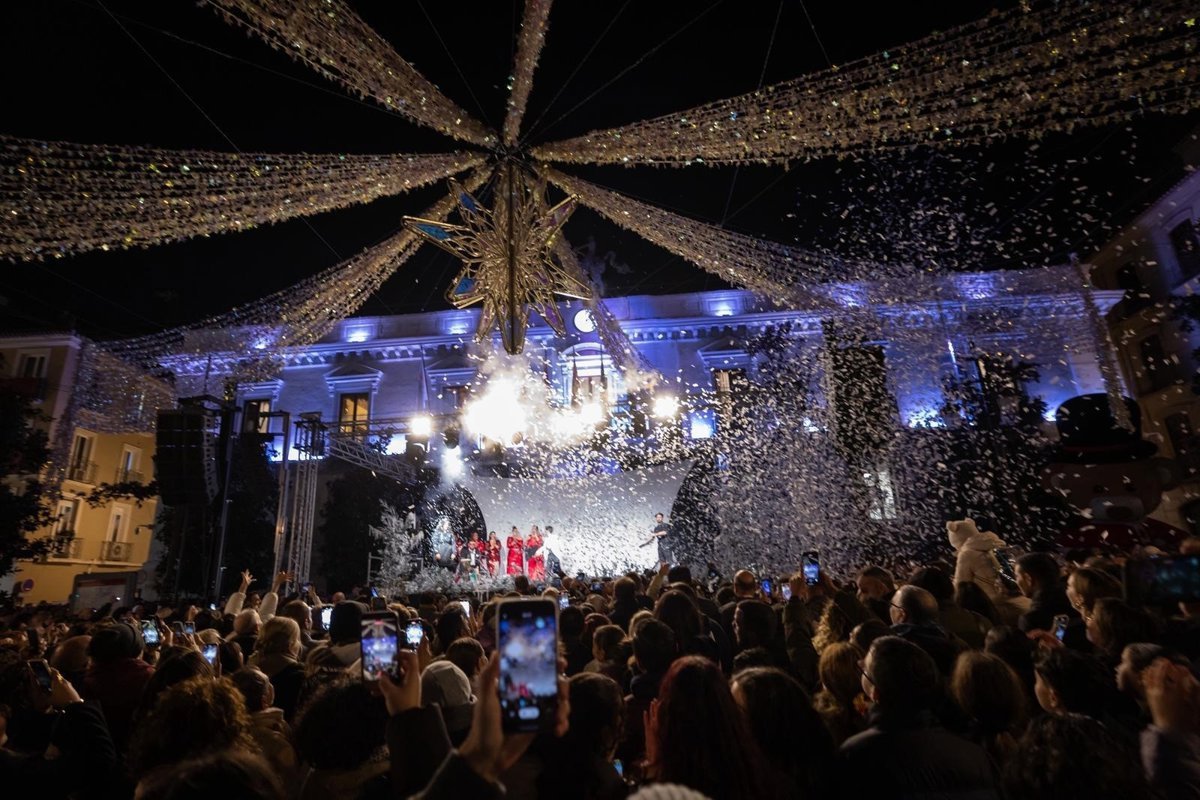 Granada ilumina la Navidad con miles de granadinos