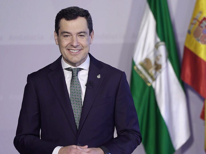 Juanma Moreno agradece insignia de oro de la Federación Andaluza de Comunidades en Cataluña