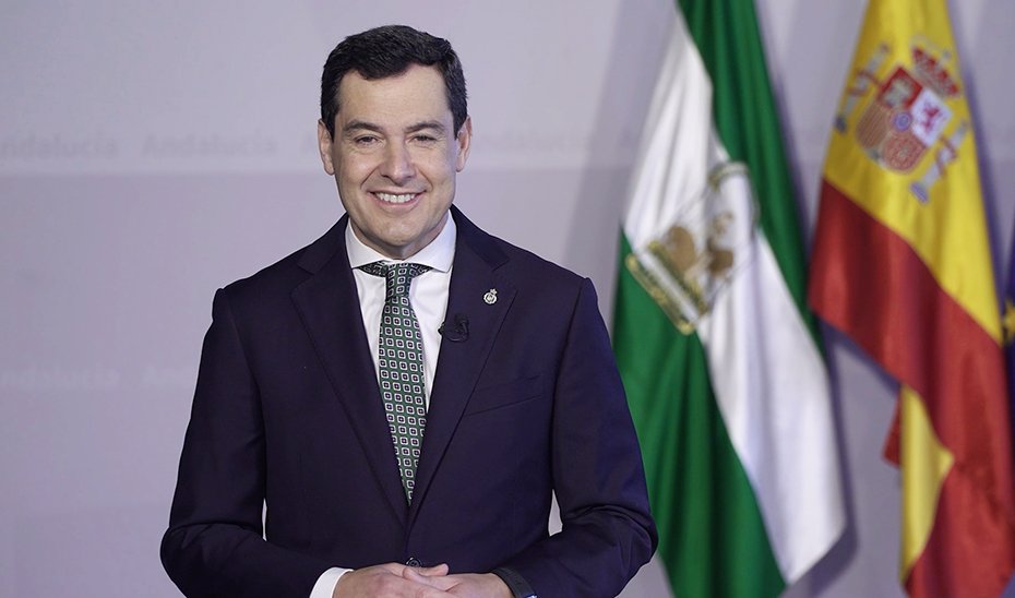 Juanma Moreno agradece insignia de oro de la Federación Andaluza de Comunidades en Cataluña