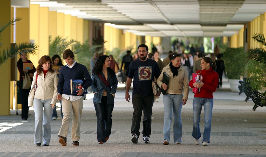 Las familias andaluzas ahorrarán casi 60 millones con medidas de apoyo al estudiantado universitario.
