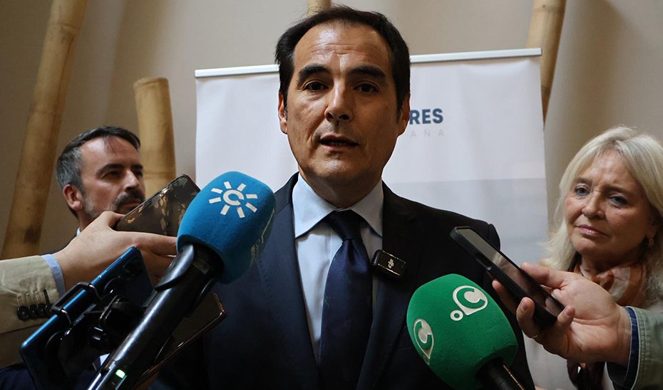 Preacuerdo histórico entre Junta y sindicatos para modernizar la Administración pública