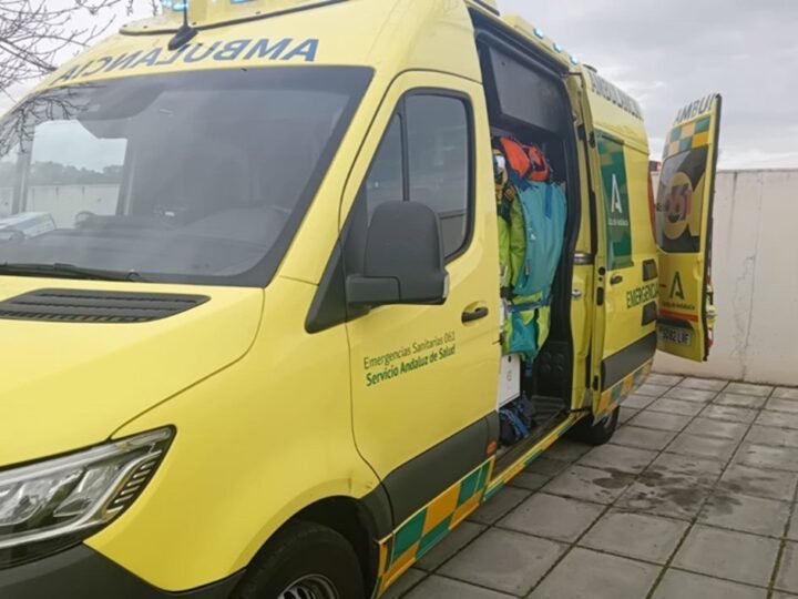 Una mujer fallecida y un hombre herido tras caer vehículo por barranco en Albondón (Granada)