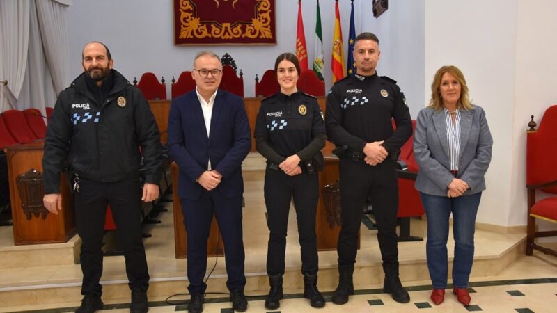 Dos nuevos agentes se incorporan a la Policía Local de Baza con palabras de ánimo y felicitación.