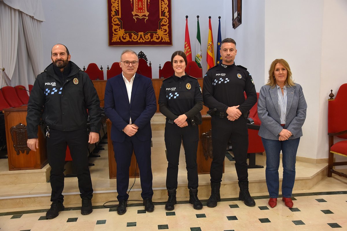 Dos nuevos agentes se incorporan a la Policía Local de Baza con palabras de ánimo y felicitación.