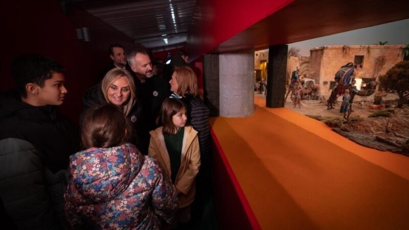 El belén monumental del Ayuntamiento de Granada se renueva con guiños a la candidatura a la Capitalidad Cultural en 2031.