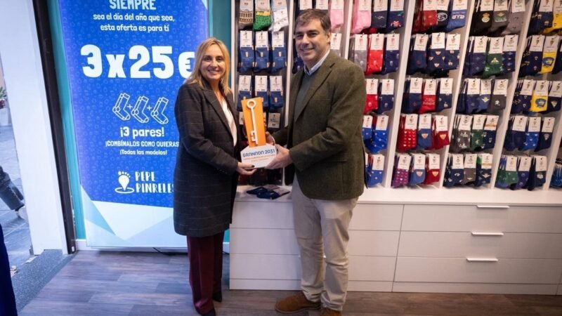 Pepe Pinreles se une a la candidatura de Granada como Capital Cultural con una colección de calcetines inspirados en 2031