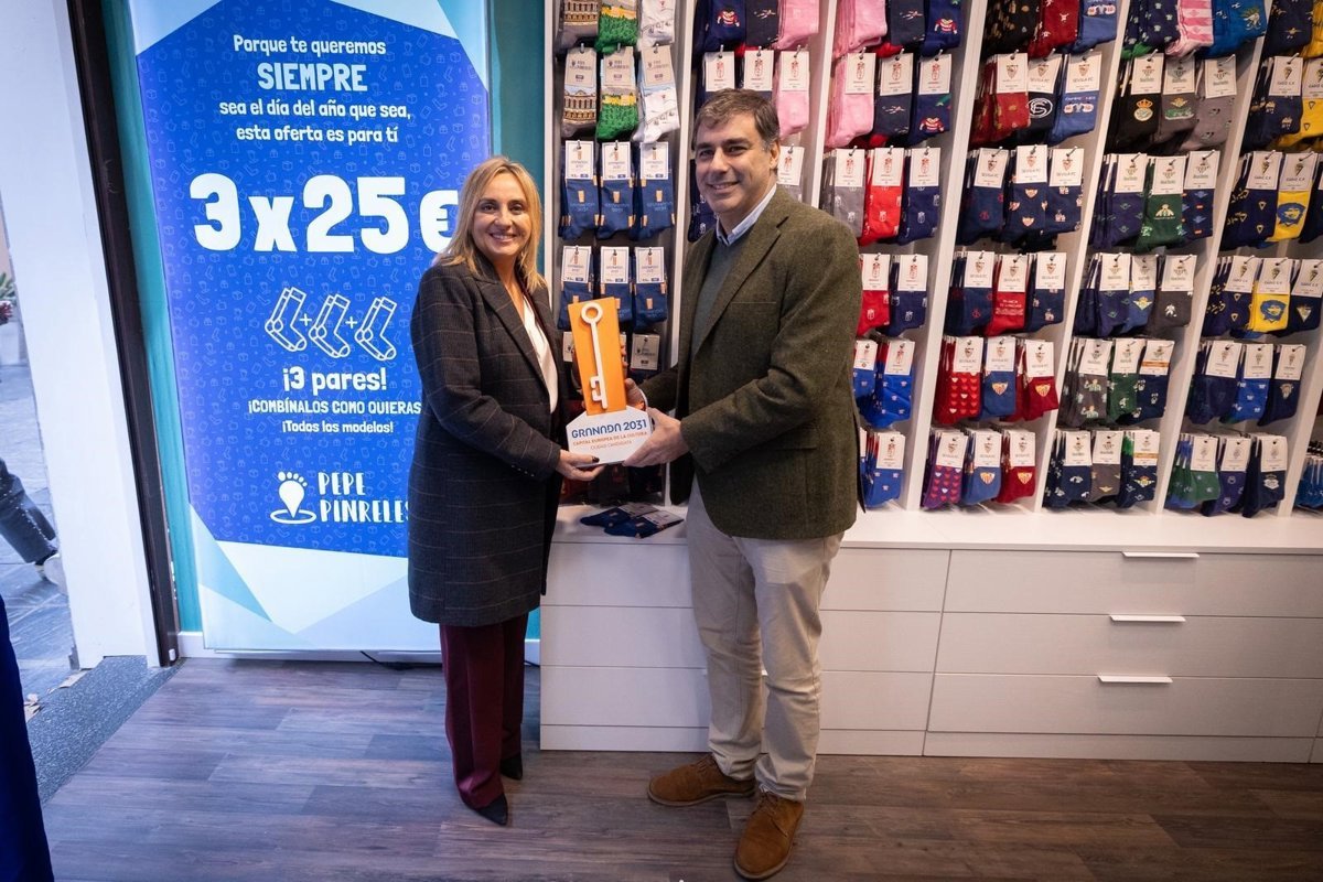 Pepe Pinreles se une a la candidatura de Granada como Capital Cultural con una colección de calcetines inspirados en 2031