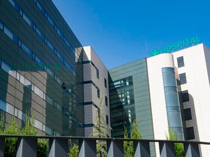 Cinco personas heridas al salirse su coche de la calzada y chocar con una farola en Las Gabias (Granada)