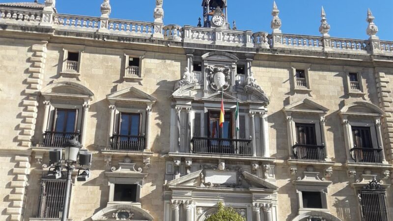 Funcionaria acusada de acceder a datos de la hija de su pareja en juicio.