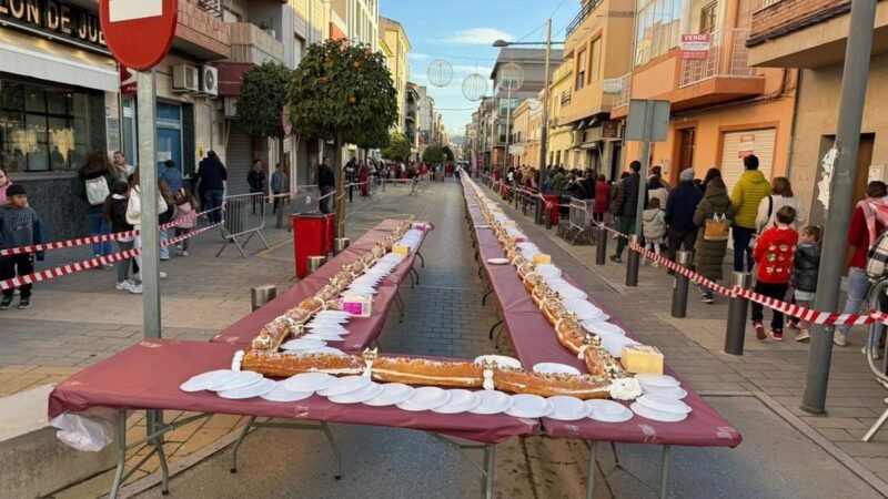 Huétor Tájar (Granada) organiza roscón solidario de más de 100 metros para ayudar a vecinos necesitados
