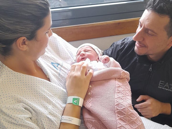 Primer bebé andaluza de 2026 nace en Huelva a las 00:01 horas.