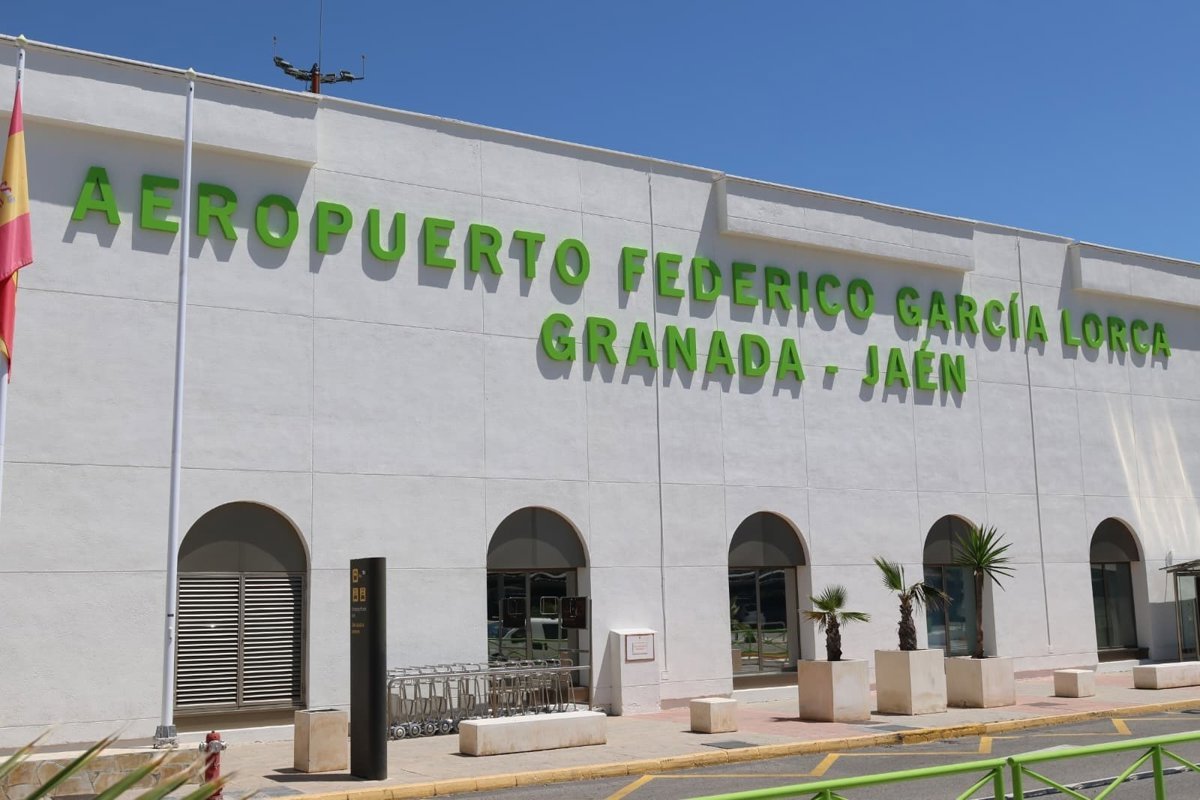 El Ayuntamiento de Granada pide mejorar conexiones aéreas con Madrid para fortalecer la ciudad.