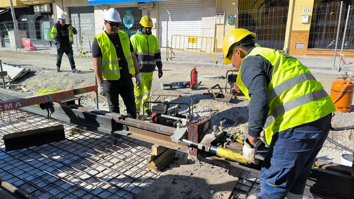 La Junta finaliza con la última soldadura el montaje de vía de la prolongación Sur de Metro de Granada.