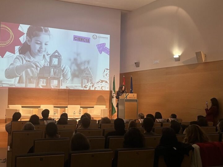 Referentes femeninos en ciencia y salud comparten experiencias en Genyo de Granada con motivo del 11F.