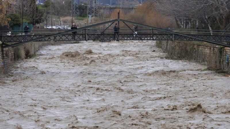 Rescatadas cuatro personas atrapadas en coche en río Genil en Huétor Tájar, Granada