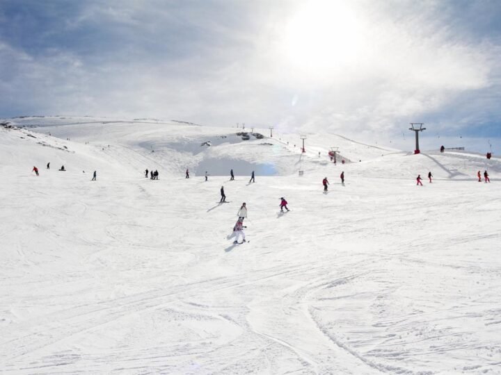 Sierra Nevada abrirá solo a esquiadores este sábado si la meteorología lo permite