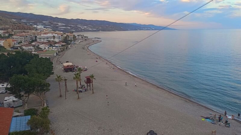 Encuentran tres cuerpos en el mar tras desembarcar una patera en la costa de Granada.