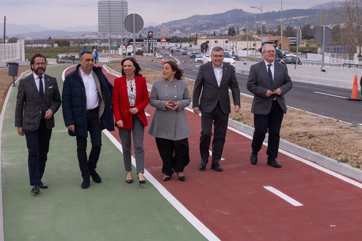Inaugurada la plataforma para autobuses en la carretera de La Zubia (Granada)