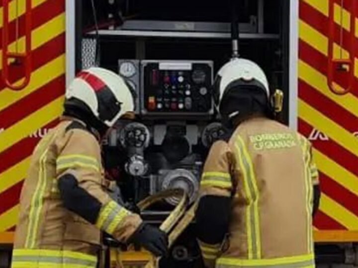 Incendio forestal en Los Guájares moviliza cuatro helicópteros.