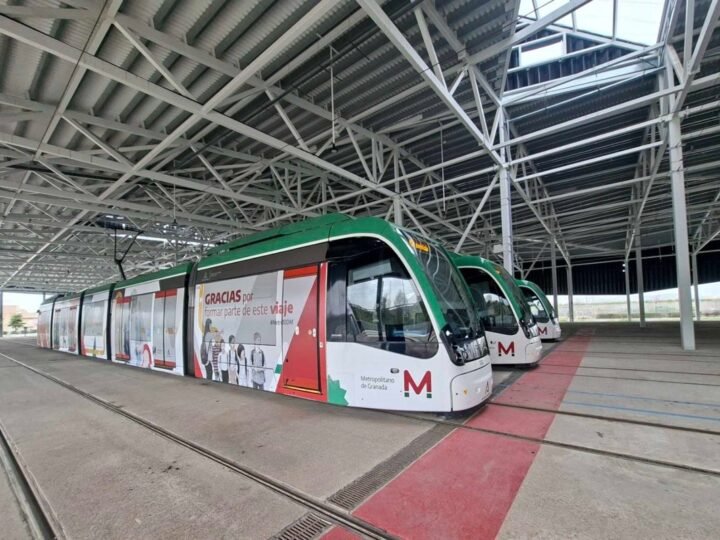 La Junta de Andalucía licita por más de 8 millones la limpieza de instalaciones y trenes del Metro de Granada.
