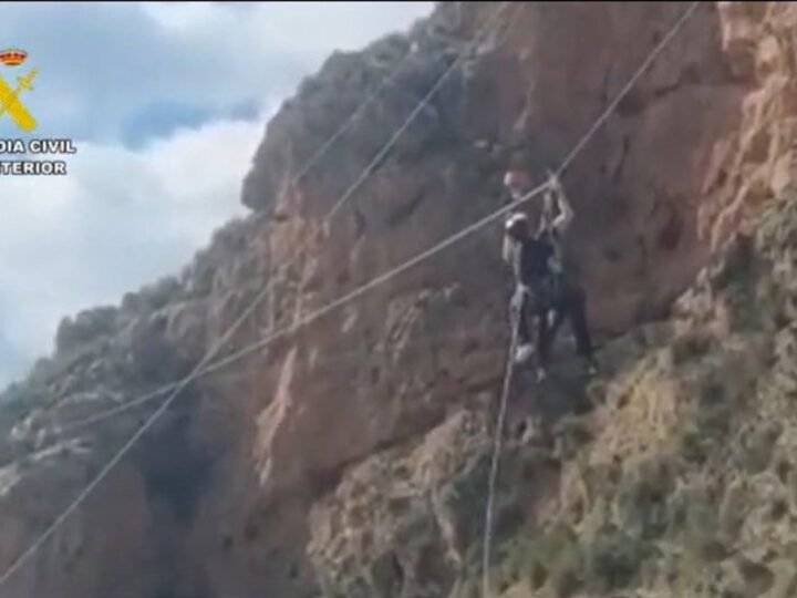 Rescatan a mujer atrapada en tirolina de Vía Ferrata de Güéjar Sierra